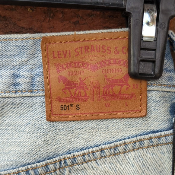 Levi's Cropped Faded Blue Denim Jeans - Picture 2 of 5